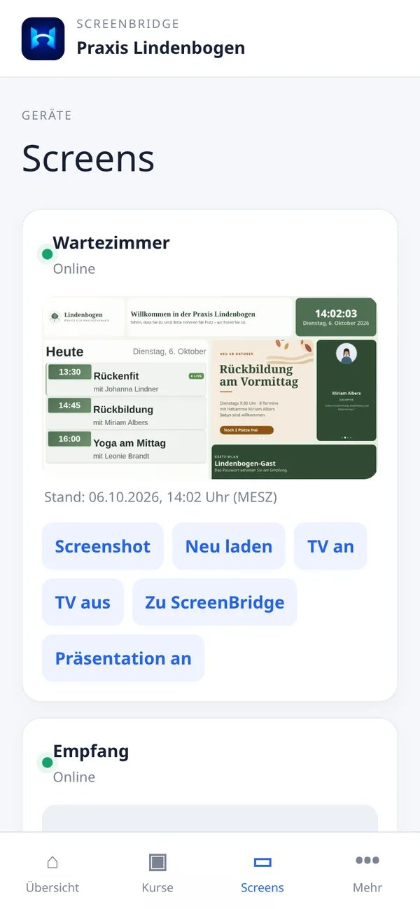 Team-App am Smartphone: der Wartezimmer-Bildschirm als aktueller Screenshot mit Zeitstempel, darunter Knöpfe wie Screenshot, Neu laden, TV an und TV aus.
