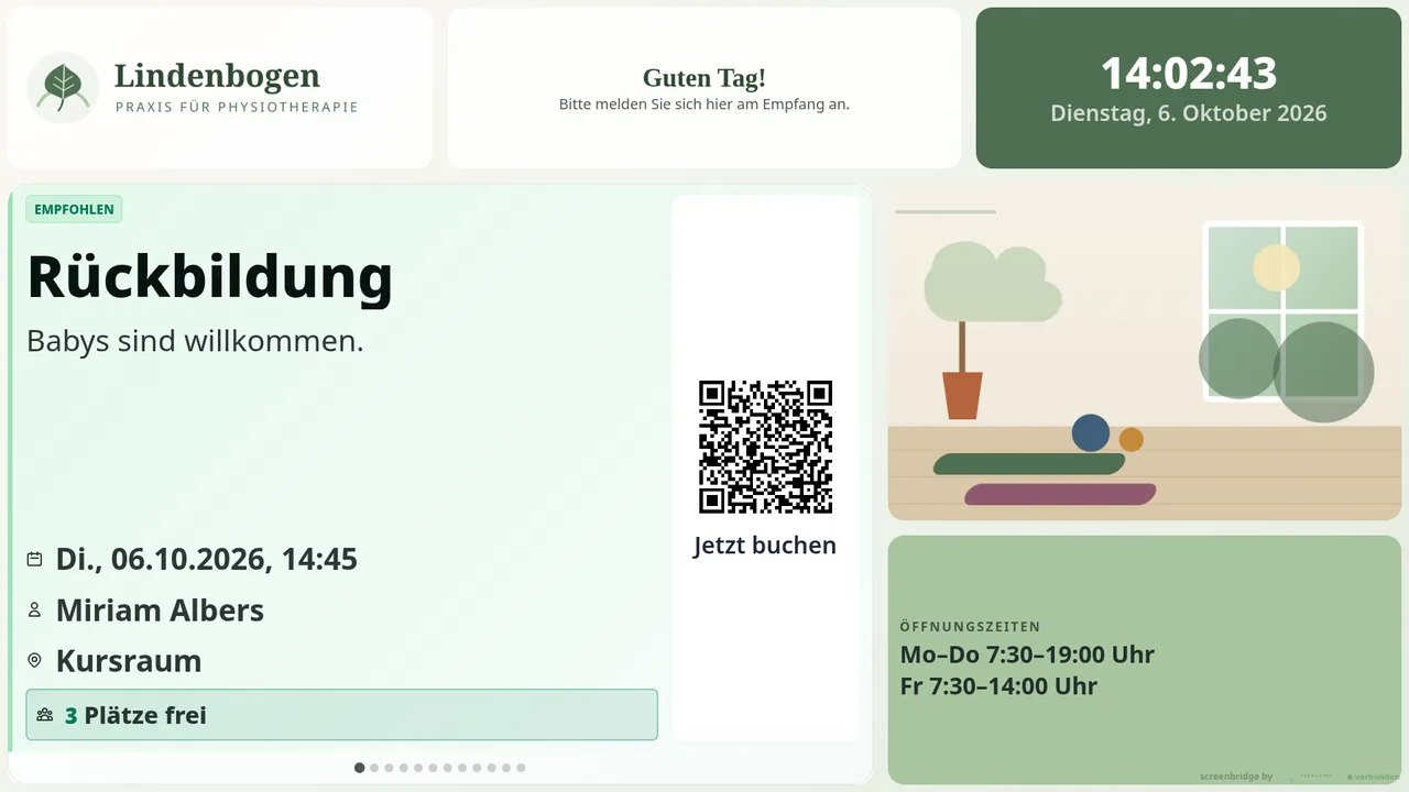 Empfangs-Bildschirm der Beispielpraxis: ein kommender Kurs mit Datum, Kursleitung, Raum und drei freien Plätzen, daneben ein QR-Code mit „Jetzt buchen“ und die Öffnungszeiten.